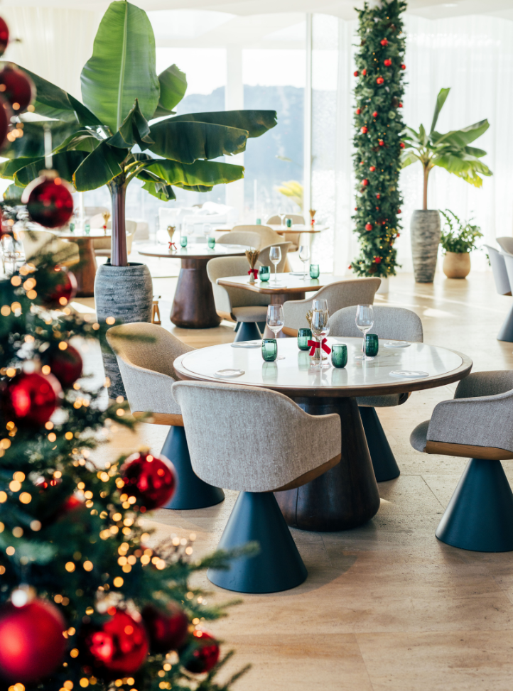 Sapin de Noël devant la salle du restaurant Ceto face à la mer