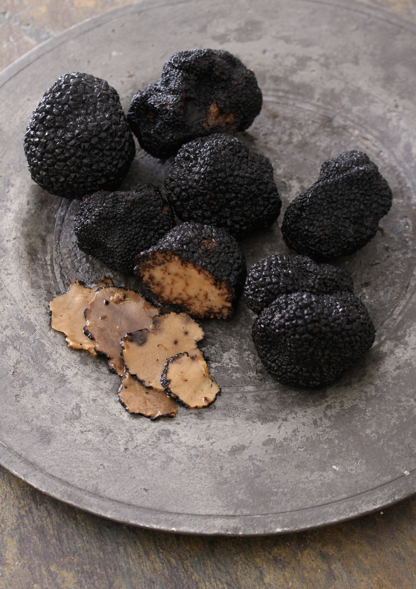 Truffes noires dans une assiette - Black truffles in a plate