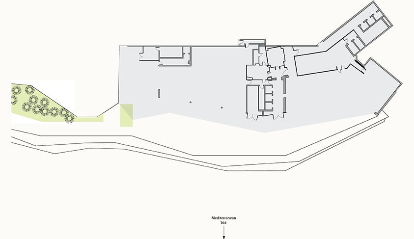 Floor plan of the large ballroom with several adjacent rooms, hallways, and a garden area to the left. The layout includes multiple entrances and exits, as well as detailed internal divisions.