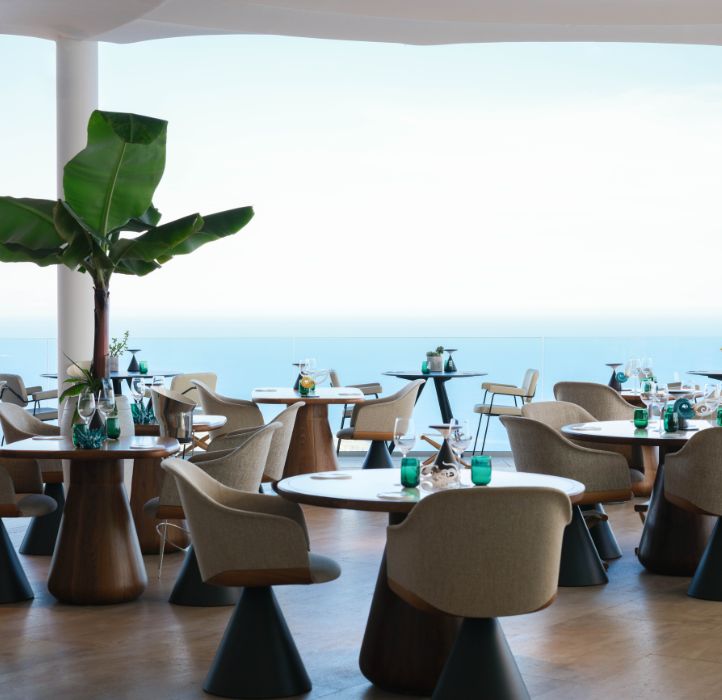 Salle de restaurant avec vue mer et terrasse - Restaurant with sea view and terrasse