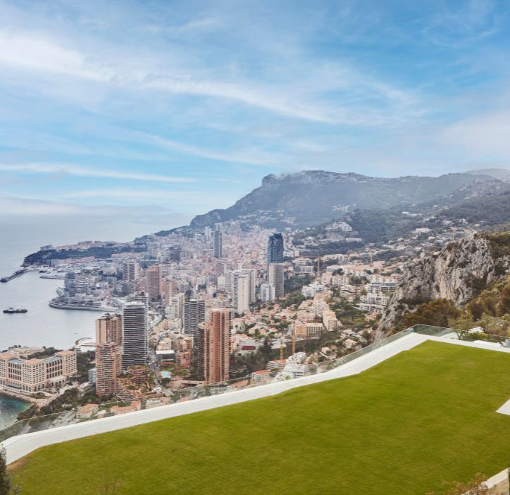 Etendue de pelouse avec vue sur Monaco - Stretch of grass overlooking Monaco