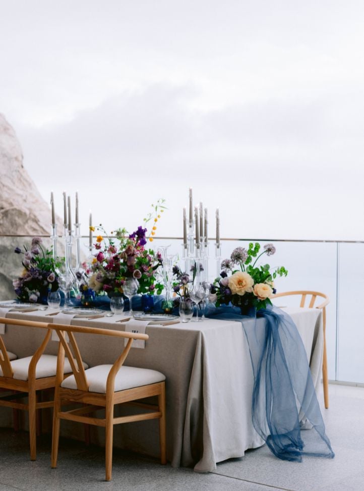 Table fleurie  sur une terrasse avec vue sur la mer - Table with flowers on a terrace with sea view