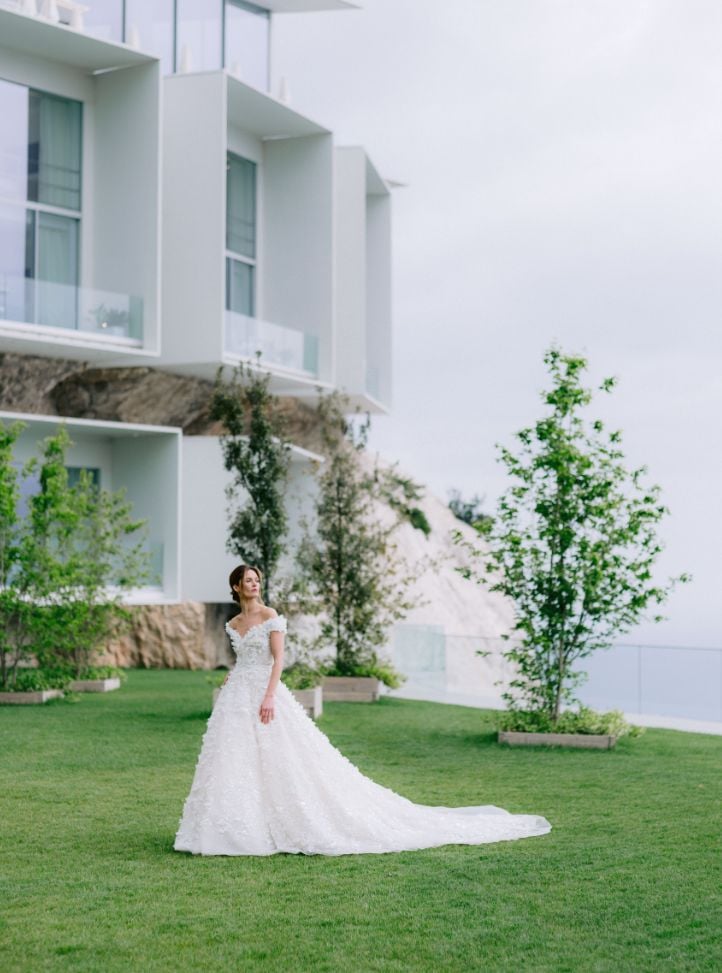 Mariée sur la pelouse devant l'architecture de l'hôtel - Bride on the lawn in front of the hotel's architecture