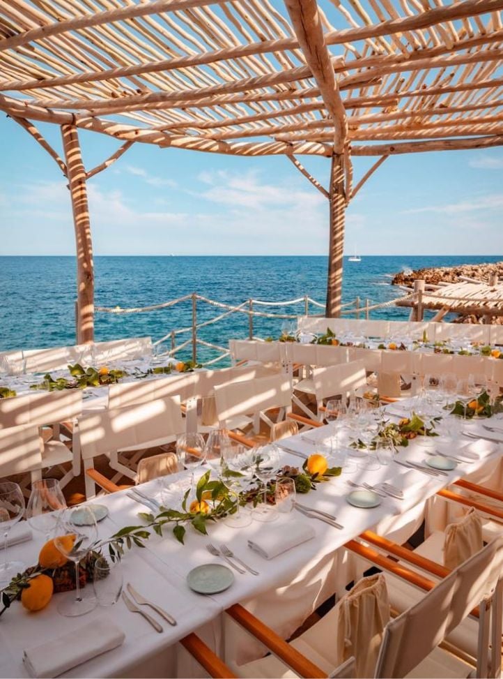 Tables de mariage décoré de fleur en extérieur en bord de mer -  wedding tables with flowers by the sea