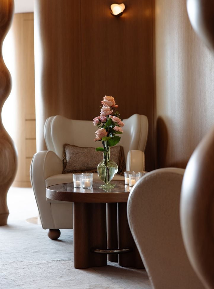 Fauteuils et une table basse décorée de fleurs roses - Armchairs and coffee table decorated with pink flowers