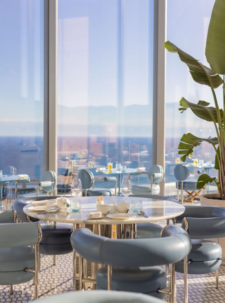 Salle de restaurant avec vue sur la mer - Restaurant tables with floor to ceiling windows and sea view