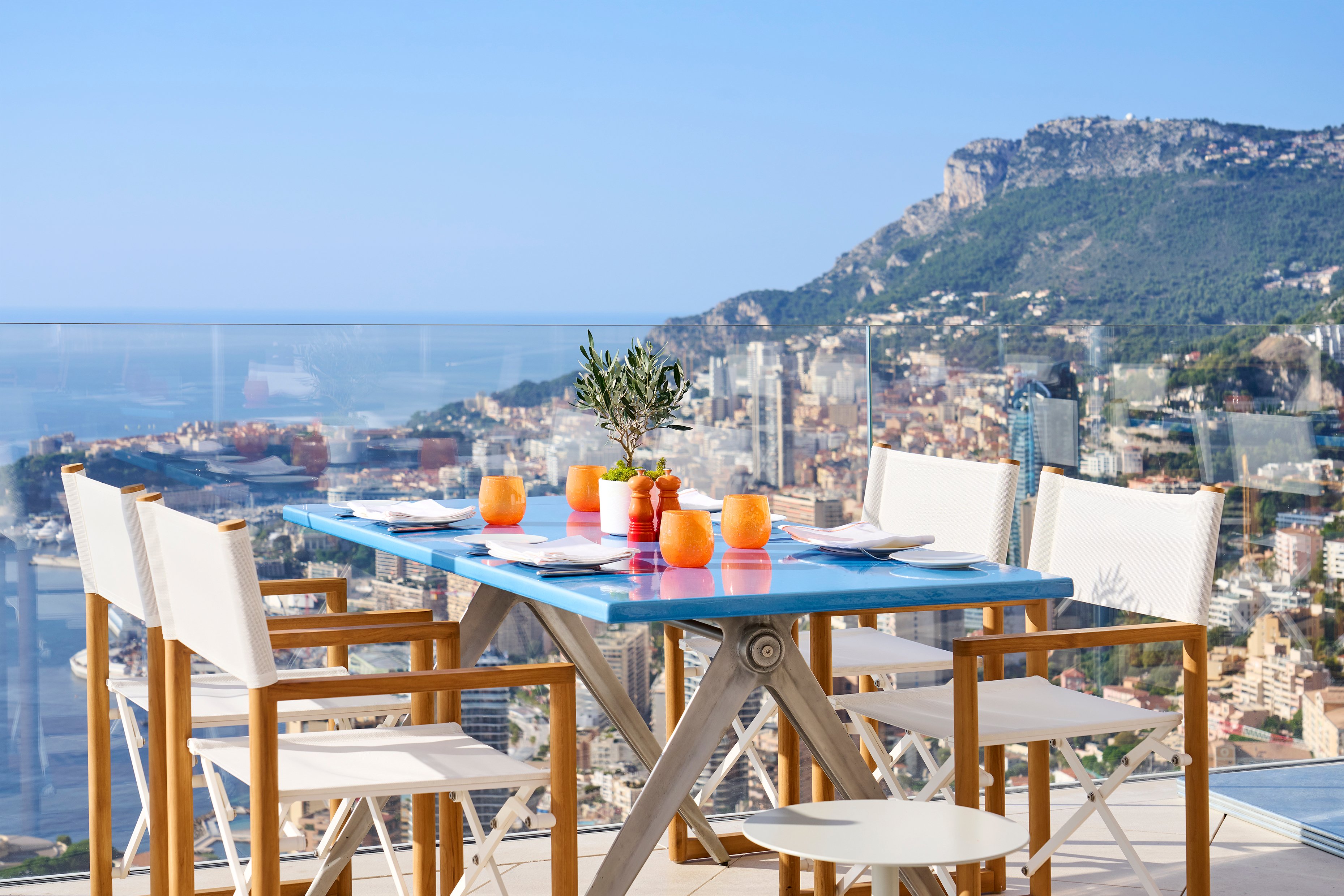 Table de restaurant surplombant Monaco - Restaurant table overlooking Monaco