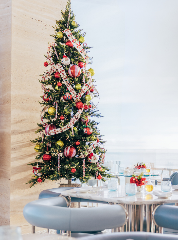 table au restaurant riviera entourée d'un sapin de Noël - Table at the Riviera restaurant surrounded by a Christmas tree